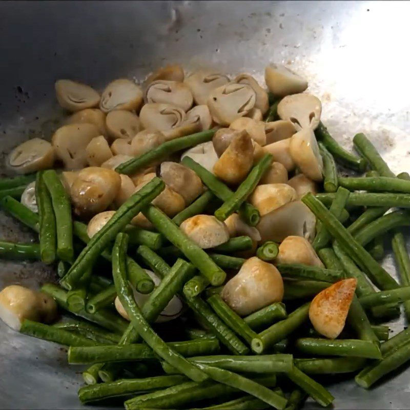 Step 2 Stir-fry mushrooms Stir-fried straw mushrooms with long beans