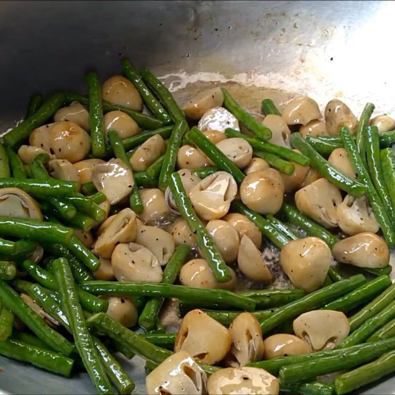 Step 2 Stir-fry mushrooms Stir-fried straw mushrooms with long beans