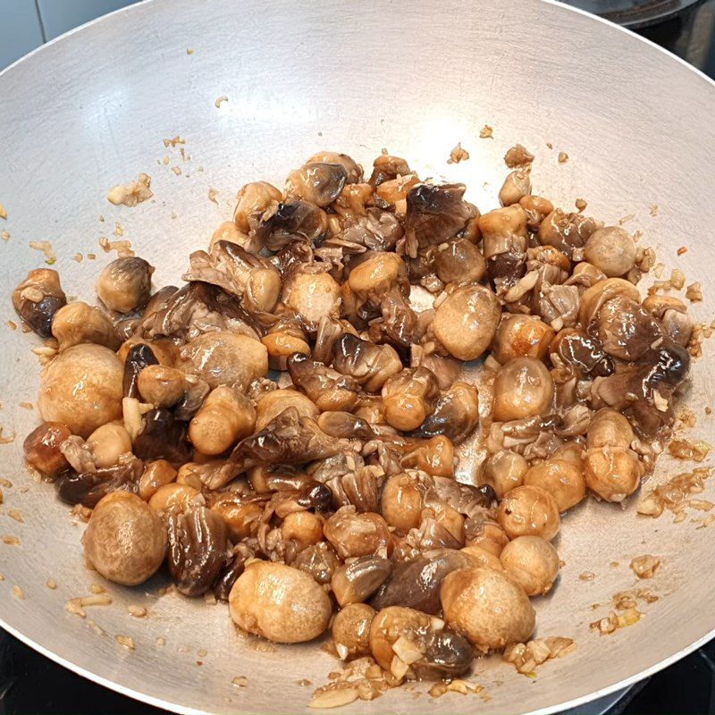 Step 4 Stir-fried mushrooms Sweet and sour stir-fried straw mushrooms