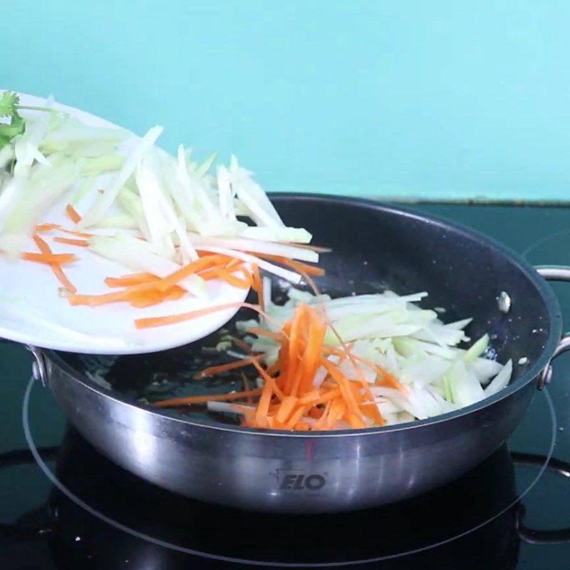 Step 2 Stir-fried kohlrabi with carrots