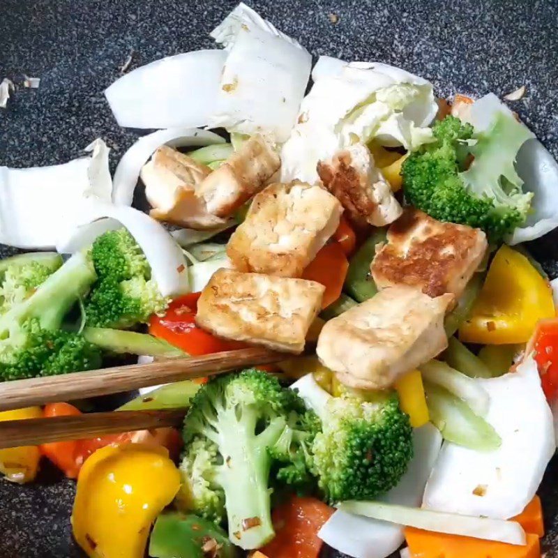 Step 4 Stir-frying vegetables for the seared vegetable pho