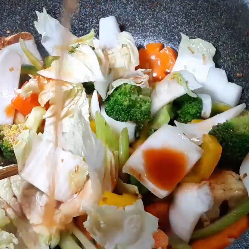 Step 4 Stir-frying vegetables for the seared vegetable pho