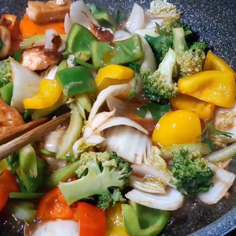 Step 4 Stir-frying vegetables for the seared vegetable pho