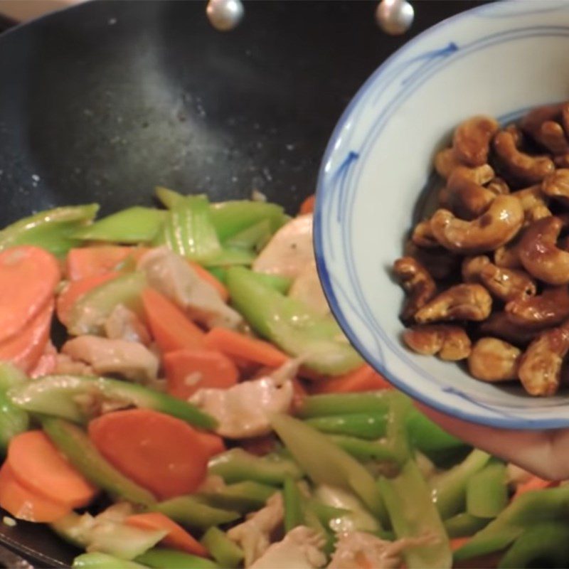 Step 4 Stir-fried vegetables Chicken breast stir-fried with celery and cashew nuts