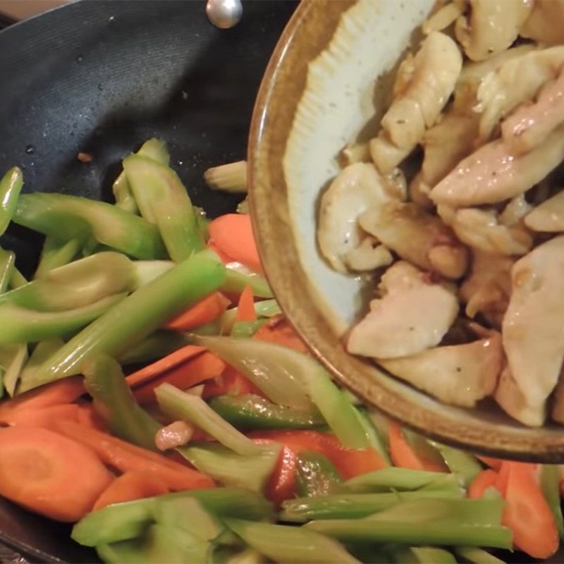 Step 4 Stir-fried vegetables Chicken breast stir-fried with celery and cashew nuts