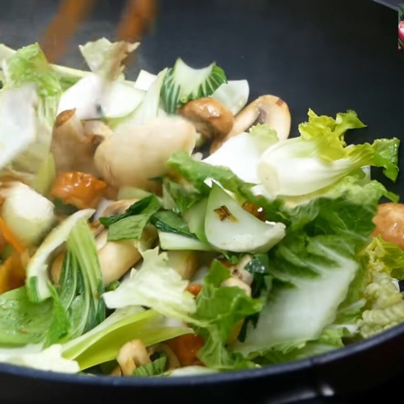 Step 5 Stir-fried vegetables with mushrooms and tofu for pan-fried vegetarian pho