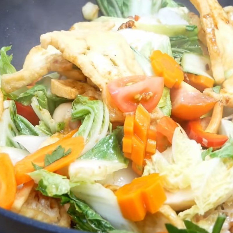 Step 5 Stir-fried vegetables with mushrooms and tofu for pan-fried vegetarian pho