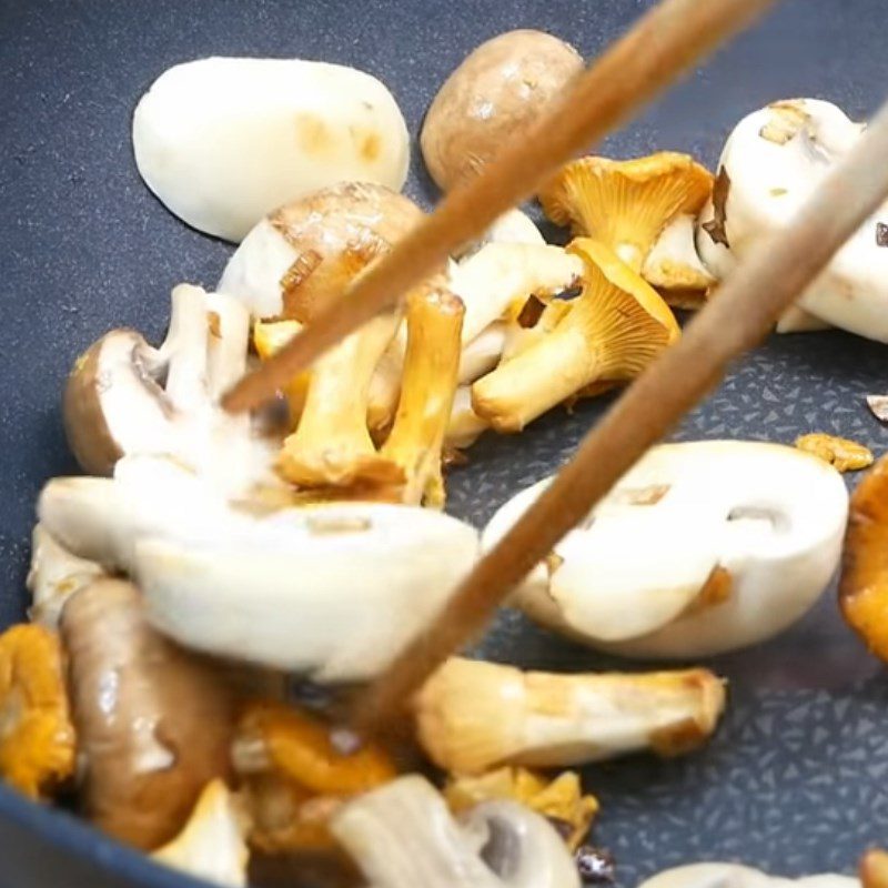 Step 5 Stir-fried vegetables with mushrooms and tofu for pan-fried vegetarian pho