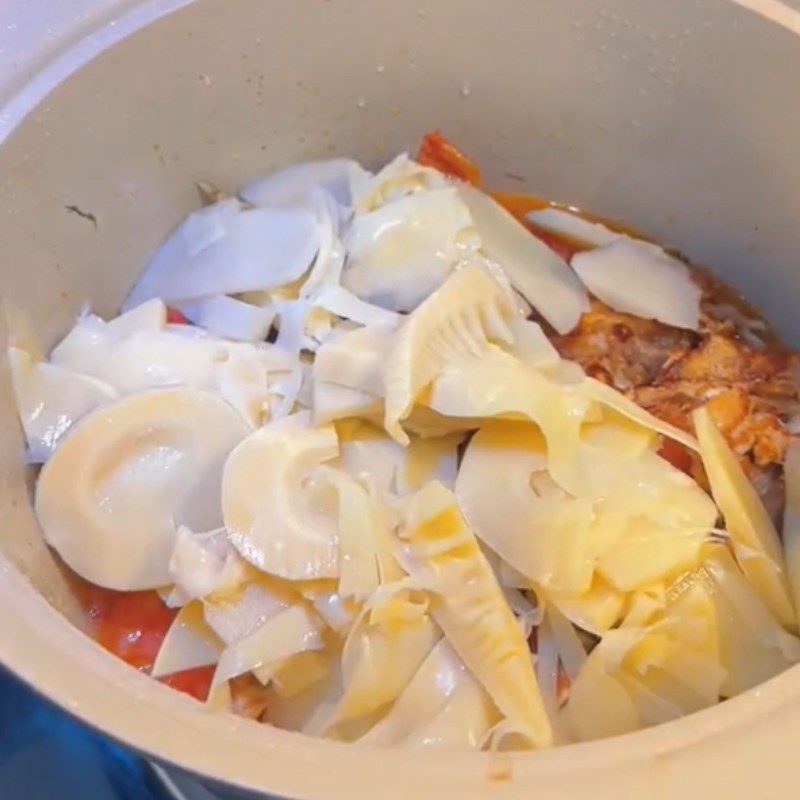 Step 2 Sauté the ingredients for sour bamboo shoot carp