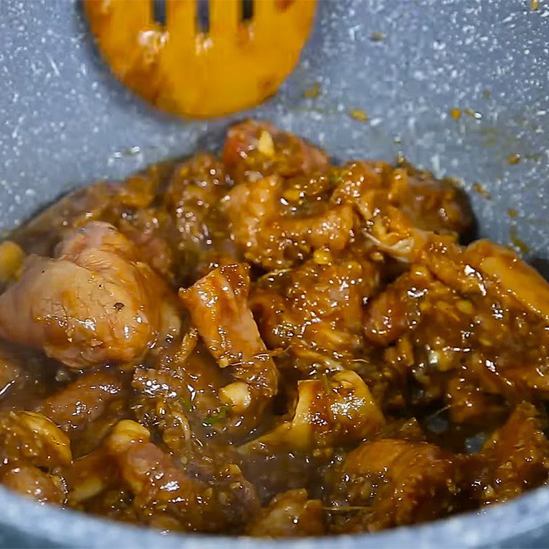 Step 3 Sauté the pork leg Lotus root soup with pork leg