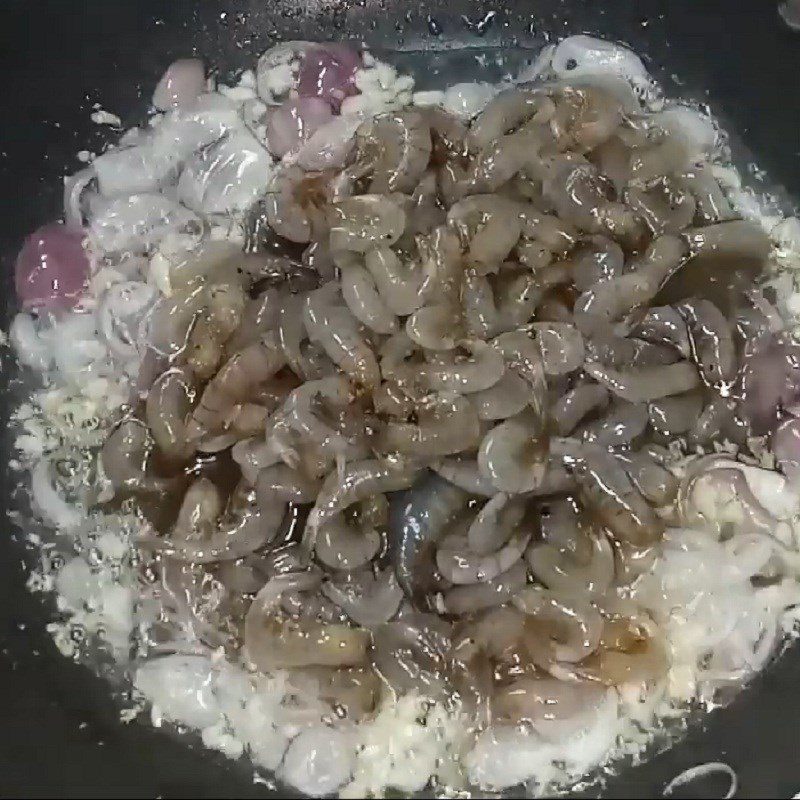 Step 3 Stir-fry the shrimp for Stir-fried Shrimp with Water Lily Flowers