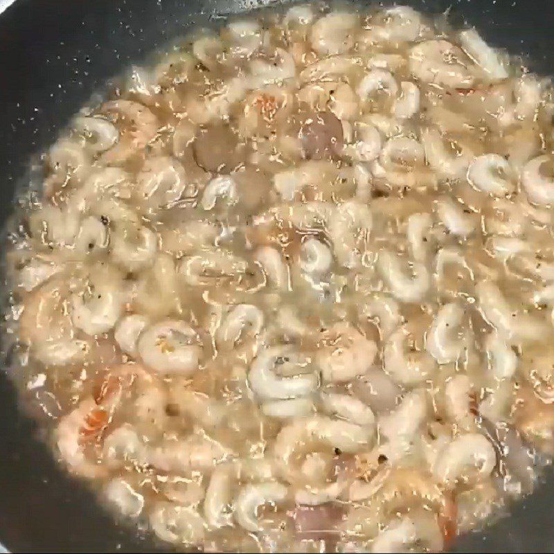 Step 3 Stir-fried shrimp with water lily flowers