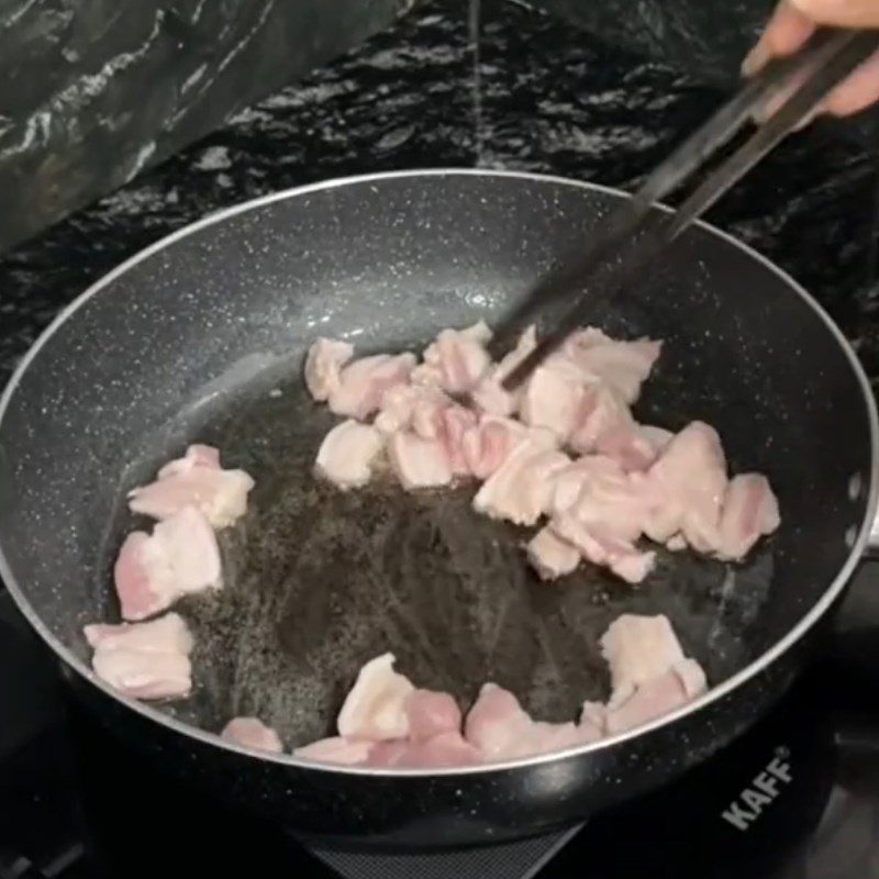 Step 2 Stir-fry the meat for Braised Pork with Pineapple