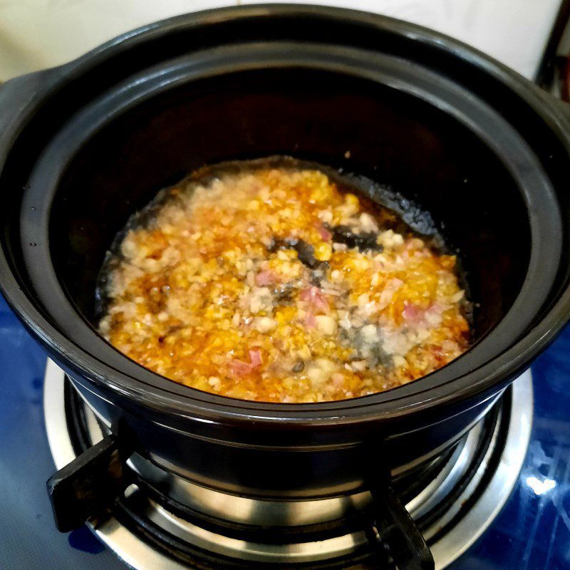 Step 2 Stir-fry the meat for Braised Pork with Pineapple