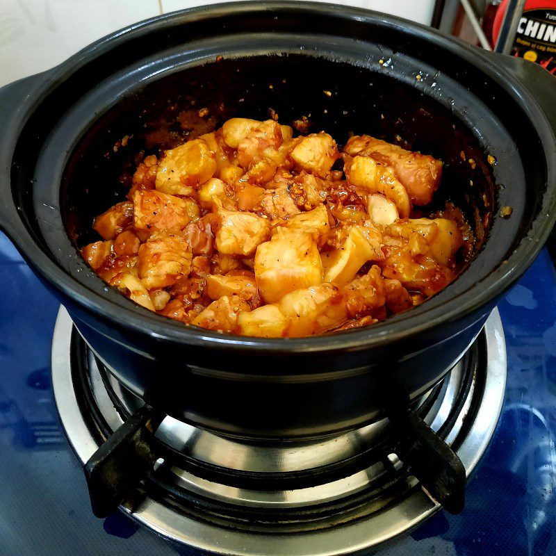 Step 2 Stir-fry the meat for Braised Pork with Pineapple