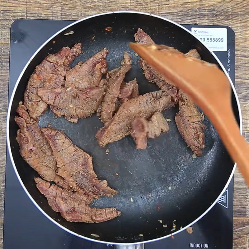 Step 3 Stir-fry the beef Shredded beef