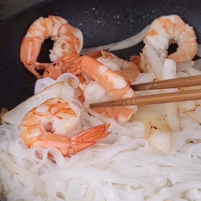 Step 3 Stir-fried shrimp and pan-fried pho Pan-fried shrimp pho