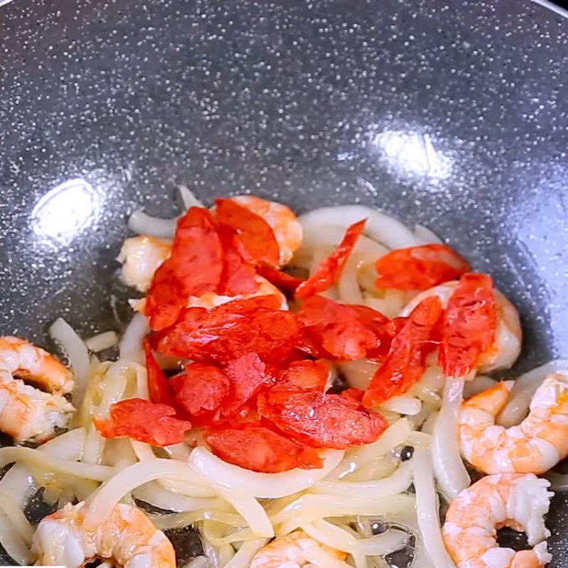 Step 3 Stir-fry shrimp and vegetables Singapore Fried Noodles