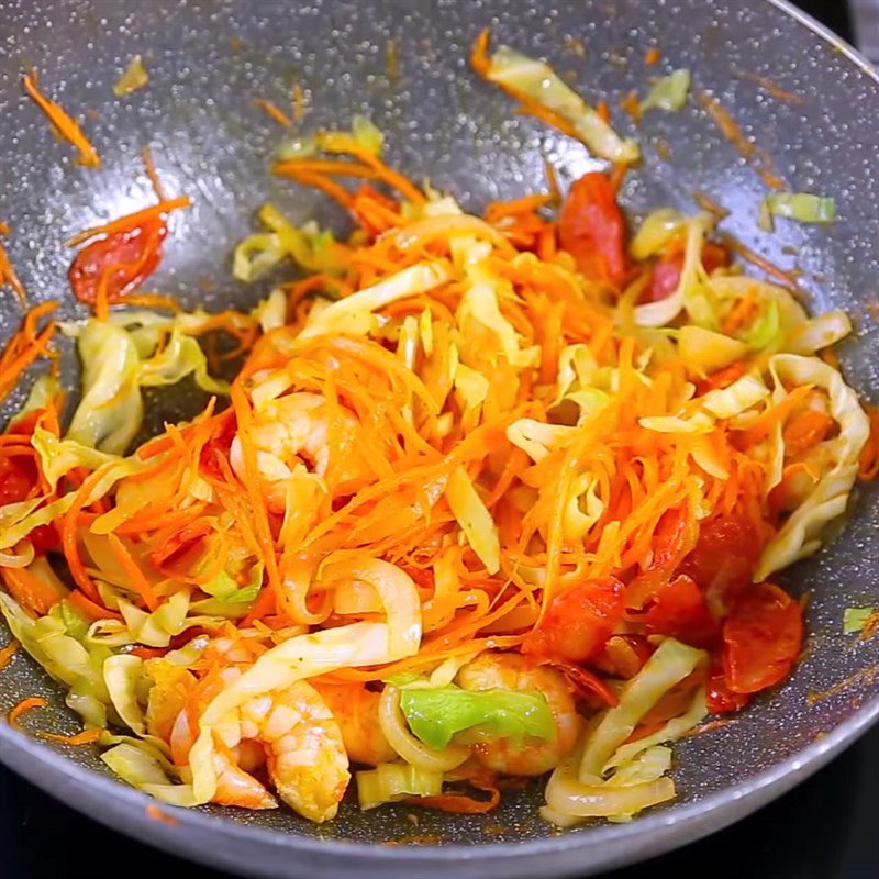 Step 3 Stir-fry shrimp and vegetables Singapore Fried Noodles