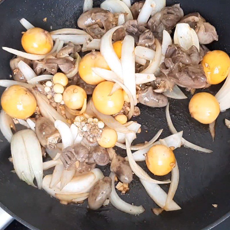 Step 5 Stir-fry soft-boiled eggs with chicken intestines Stir-fried noodles with chicken intestines and soft-boiled egg