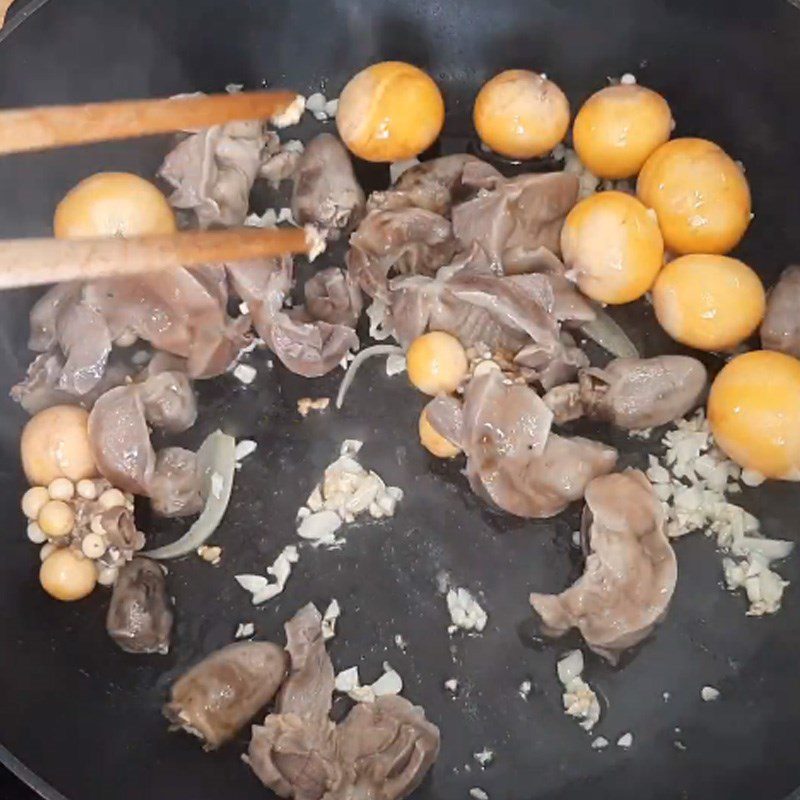 Step 5 Stir-fry soft-boiled eggs with chicken intestines Stir-fried noodles with chicken intestines and soft-boiled egg