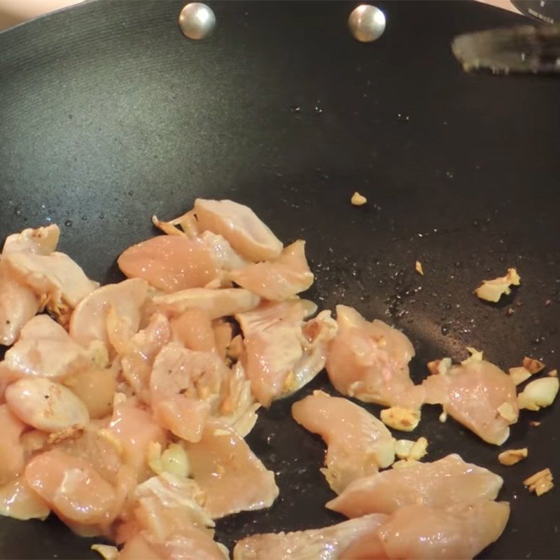 Step 3 Stir-fry chicken breast Chicken breast stir-fried with celery and cashew nuts