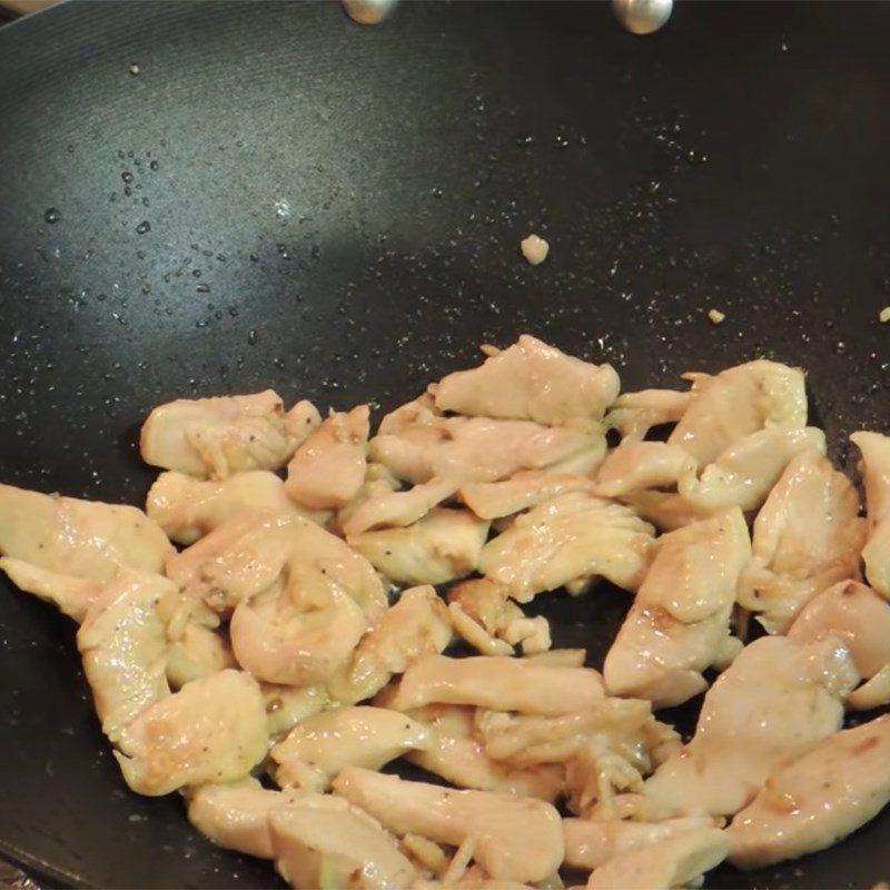 Step 3 Stir-fry chicken breast Chicken breast stir-fried with celery and cashew nuts