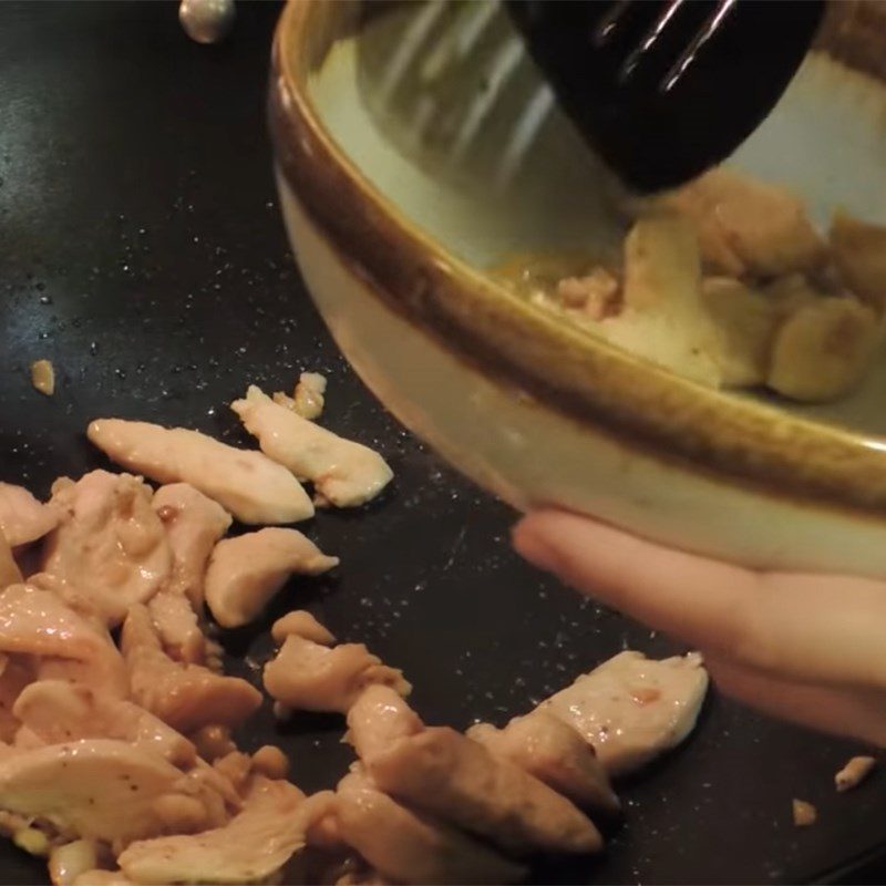 Step 3 Stir-fry chicken breast Chicken breast stir-fried with celery and cashew nuts