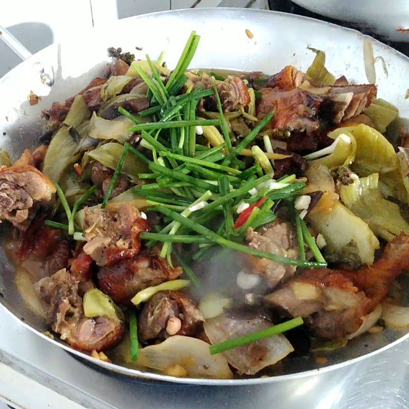 Step 3 Stir-fried roasted duck with pickled mustard greens Roasted duck stir-fried with pickled mustard greens