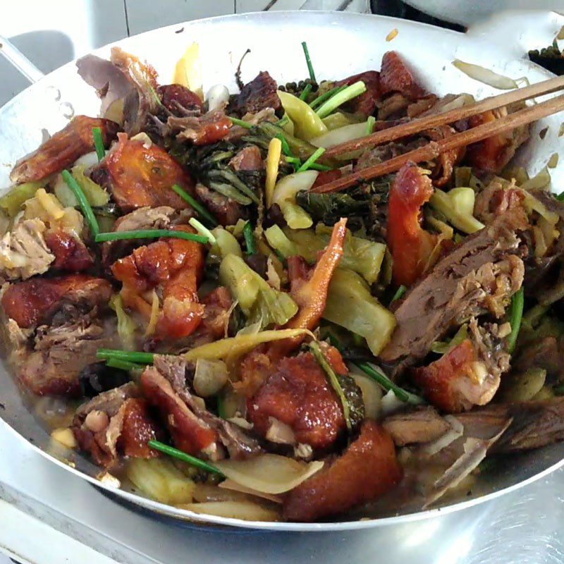 Step 3 Stir-fried roasted duck with pickled mustard greens Roasted duck stir-fried with pickled mustard greens