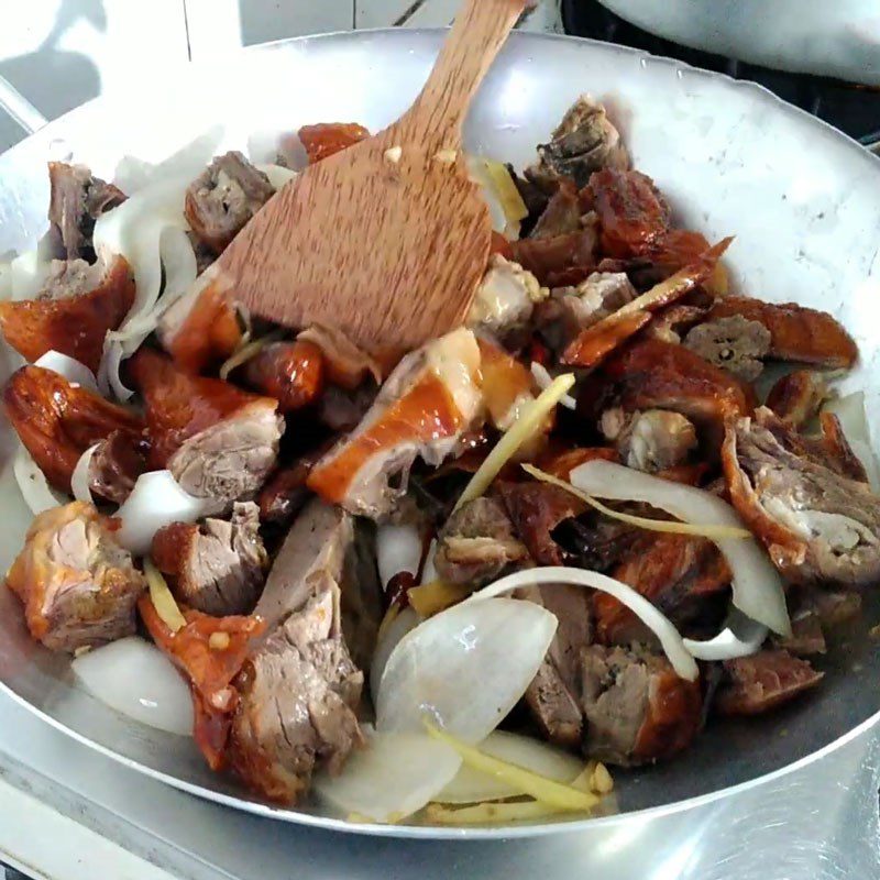 Step 3 Stir-frying roasted duck and pickled mustard greens Roasted duck stir-fried with pickled mustard greens