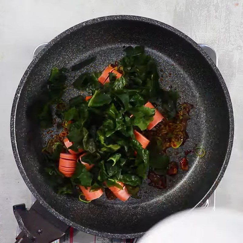 Step 2 Stir-fry sausages and seaweed Stir-fried noodles with sausages and seaweed