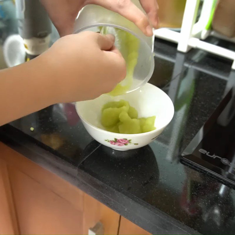 Step 5 Blending Pumpkin and Frog Meat for Frog Porridge with Green Pumpkin