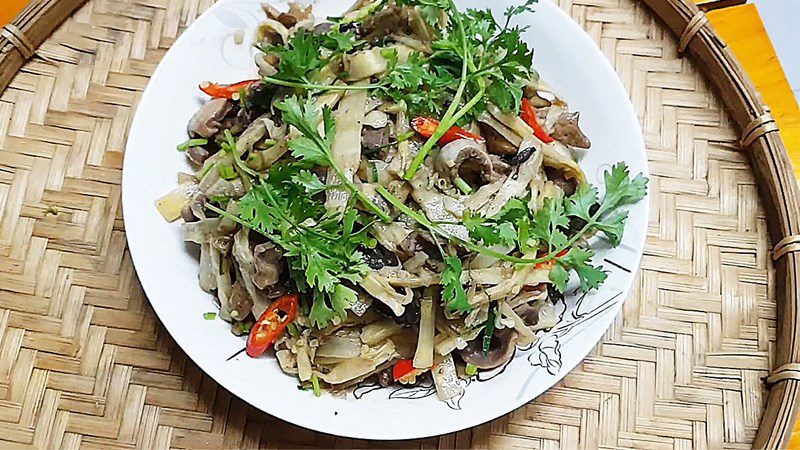 Chicken intestines stir-fried with bamboo shoots