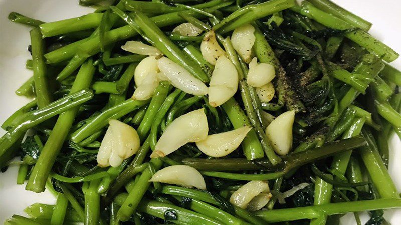 Stir-fried water spinach with garlic