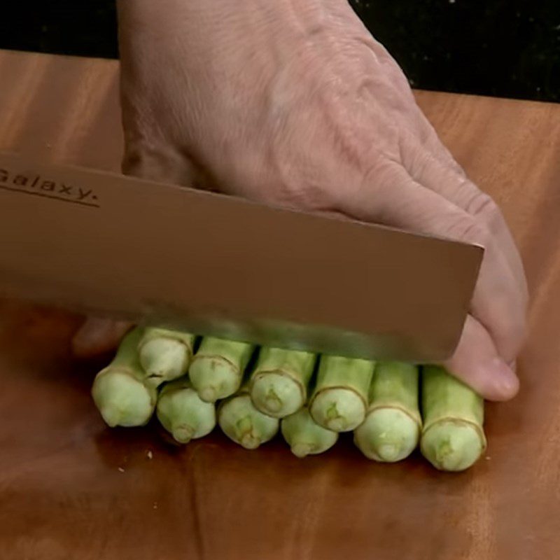 Step 1 Prepare the ingredients for Braised Okra