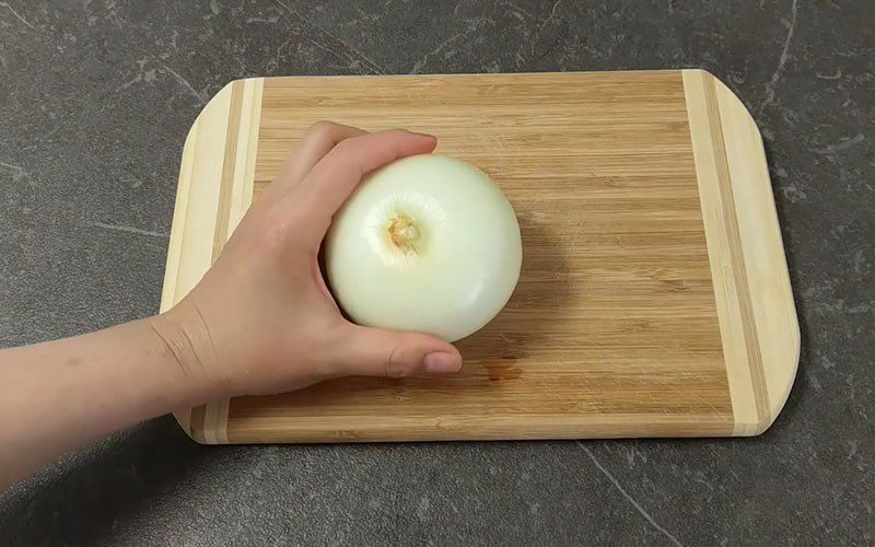 Peel the onion, wash, and let it drain