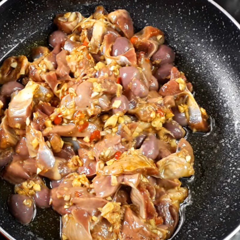 Step 4 Stir-fried chicken gizzards Stir-fried gizzards with onions