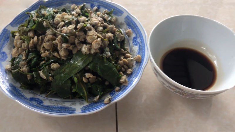 Stir-fried clams with wild betel leaves