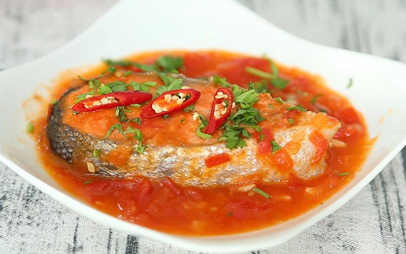 Salmon with tomato sauce