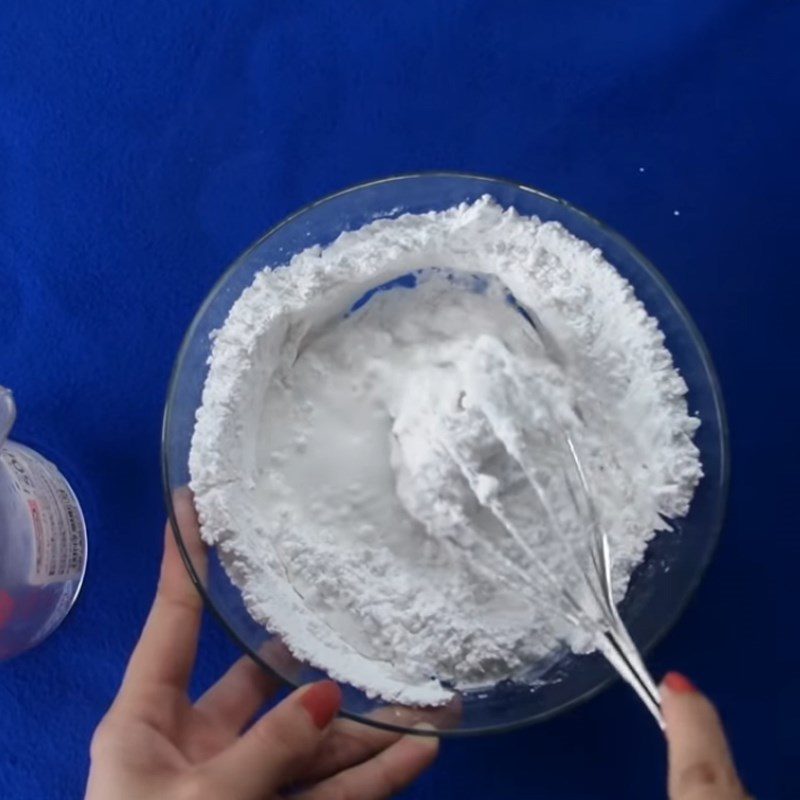 Step 1 Mixing the flour Fried flour made with rice flour and tapioca flour