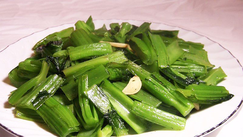 Stir-fried water spinach with garlic