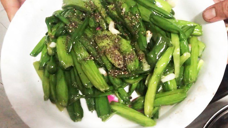 Stir-fried water spinach with garlic