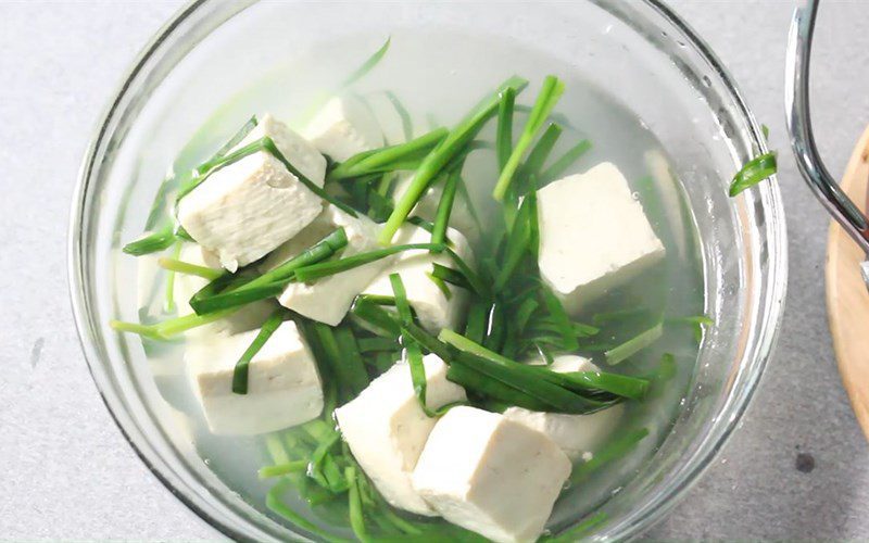 Chives and tofu soup