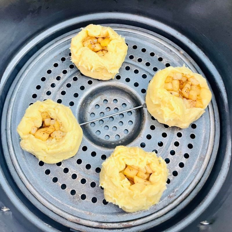 Step 4 Shaping the sweet potato cake Baked sweet potato cake with cinnamon apple filling