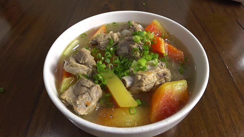 Pork rib soup with papaya