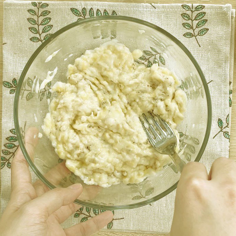 Step 1 Prepare the bananas Banana Strawberry Oatmeal Cake using an air fryer