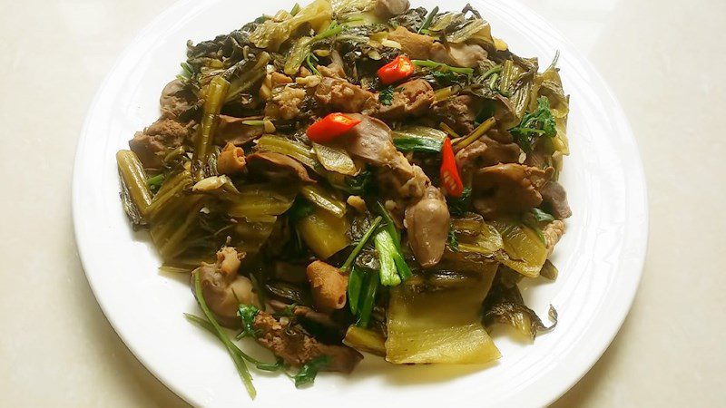 Chicken intestines stir-fried with sour mustard greens (pickled vegetables)