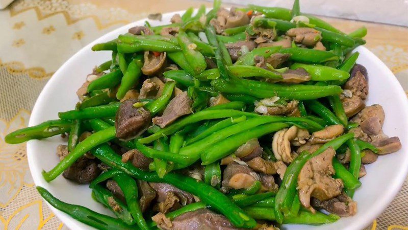 Chicken gizzards stir-fried with green beans