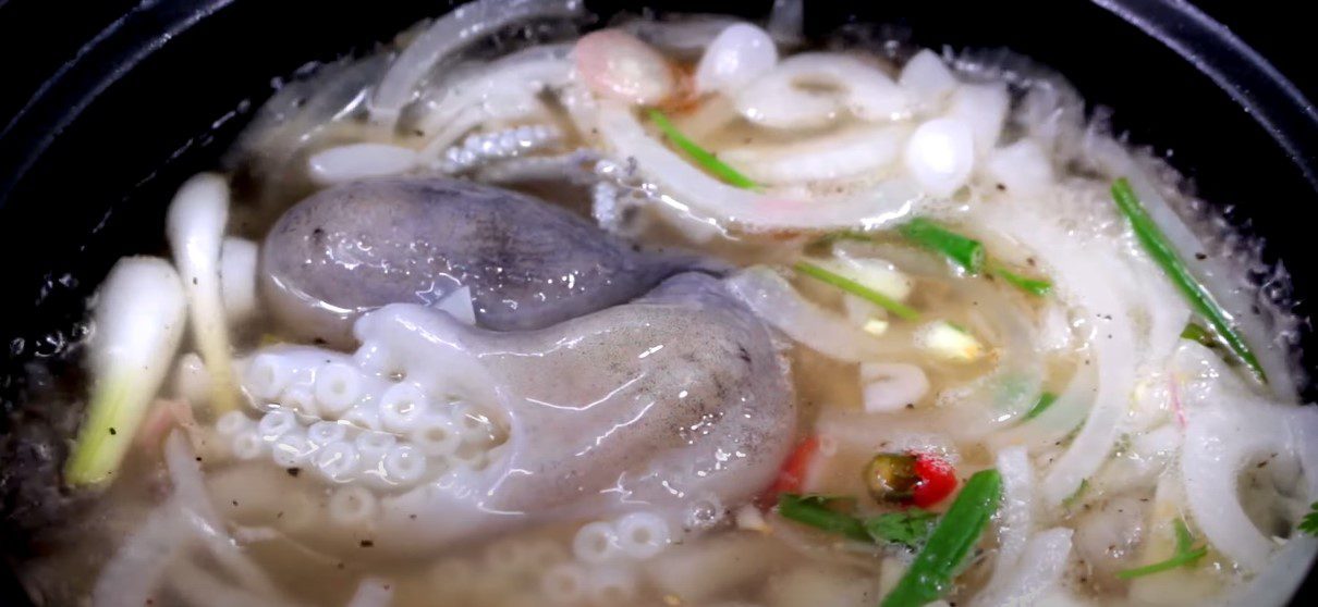 Step 3 Cook the broth for vinegar-dipped octopus